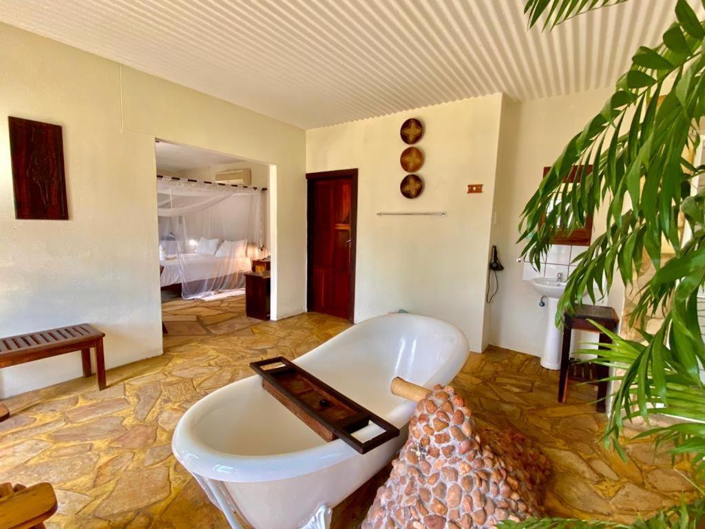 Tambuti Lodge ルンドゥ エクステリア 写真